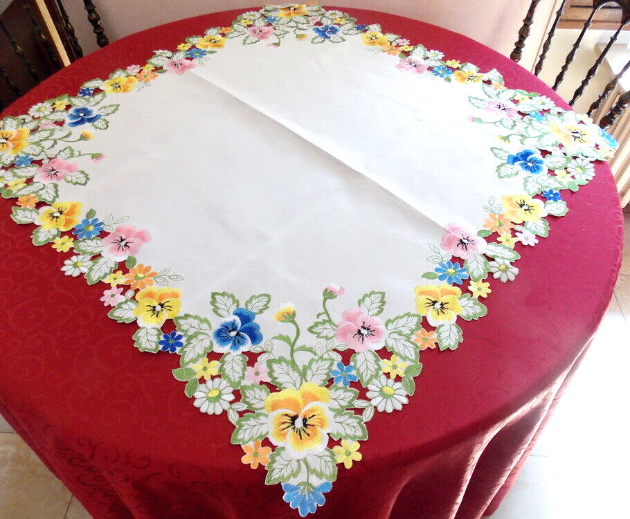 Centre de table brodé Les Pensées en polyester écru clair 85cm