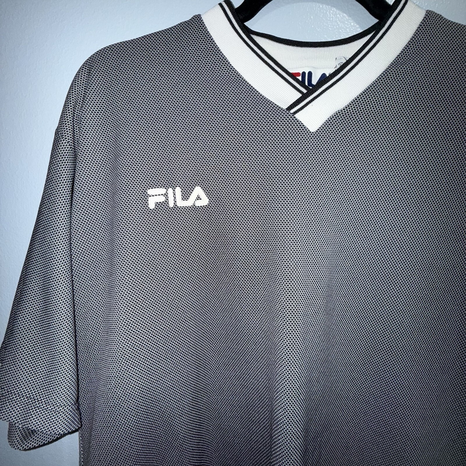 T shirt scollo a V vintage anni 90 Y2k FILA beige grigio bianco uomo piccola casual
