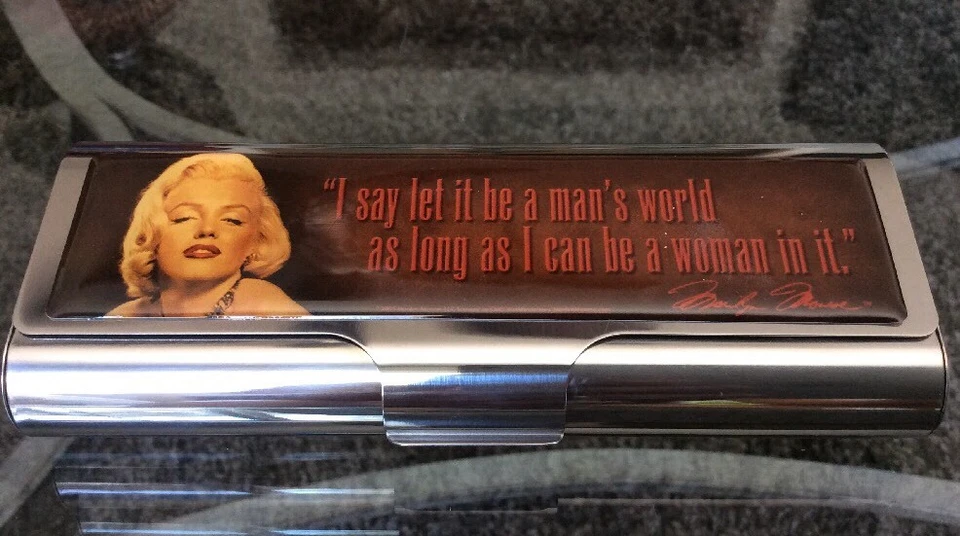 Estuche de metal para gafas Marilyn Monroe "Man's World" / Estuche para tampones de Vandor Nuevo en caja Foto 3 de 4