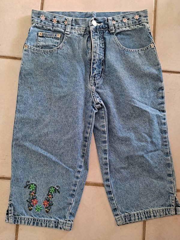 Girls sz 12 denim capri shorts embroidered with flowers Arizona Jeans
