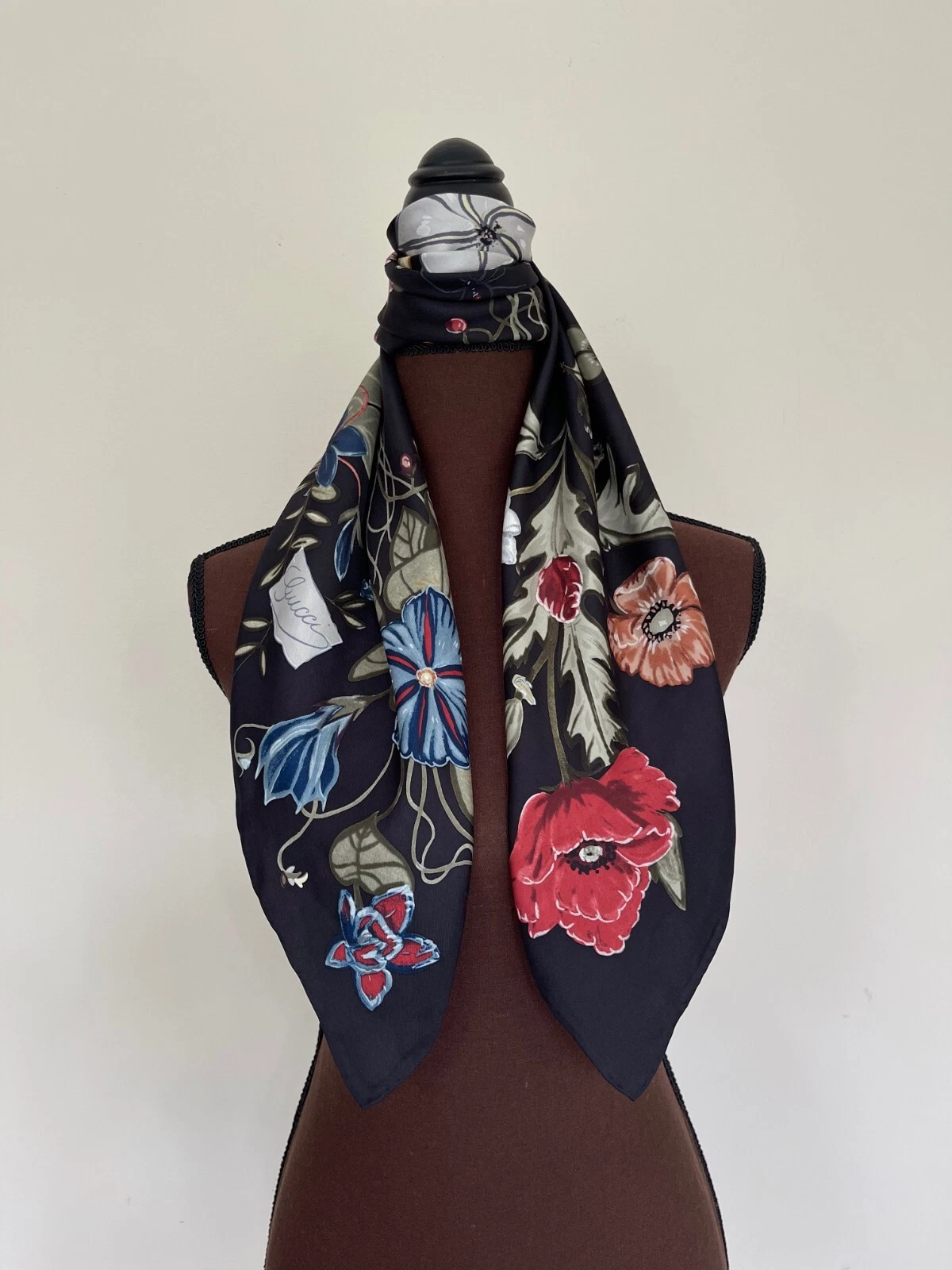 Foulard noir floral floral unisexe enveloppé de soie Gucci logo Kris Knight avec boîte cadeau Gucci