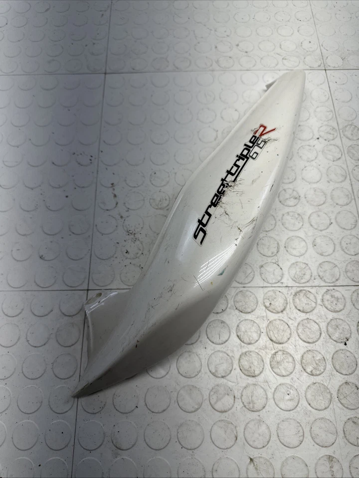 Carenado lateral original Triumph Street Triple 675 2008-2011 2307570 usado Foto 2 de 3