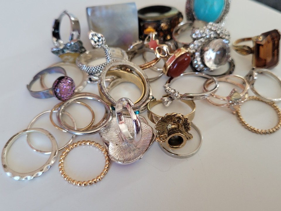 Lot De Bagues Fantaisie Métal (joblot) - Doré, Argenté, émail, Verre - Occasion Bon état
