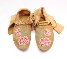 VTG CREE FLORAL Leather RARE EMBROIDERED BEADED MOCCASINS native American 10"