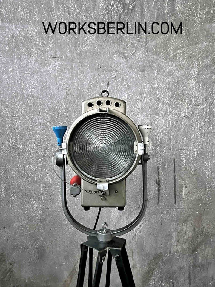 Restaurierter vintage Filmscheinwerfer Theaterlampe auf Holzstativ 1950er - Bild 4 von 4