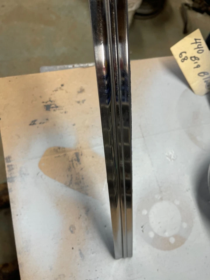 GTX 1969 carrocería B puerta del pasajero derecho moldura de vidrio gran forma fotos de stock limpias Foto 2 de 4