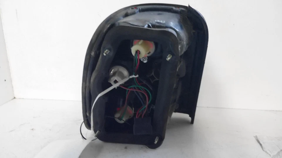 KIA SPORTAGE RIGHT TAILLIGHT IN BODY 07/1999-01/2003 253259 - image 2 of 2