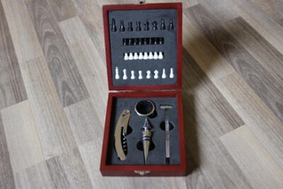 Schachspiel mit integrietem Weinset / Geschenkset