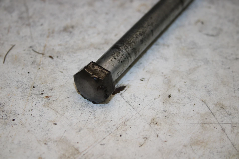 Honda CL200 1974 Scrambler basculante trasero perno eje de pivote V14-3696.ux Foto 2 de 3