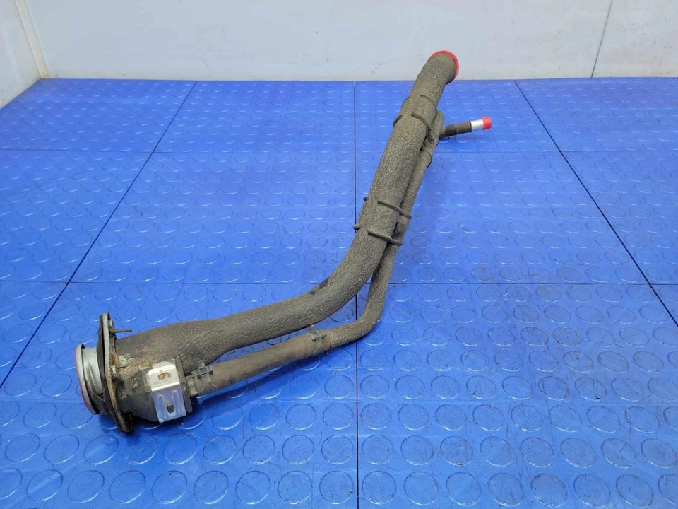 Tubo de llenado de cuello de llenado de combustible Kia Sedona 2015-2017 OEM 31030A9500 Foto 2 de 4