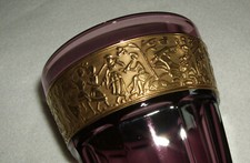 Violettes Glas mit goldenem Fries - amethystf...