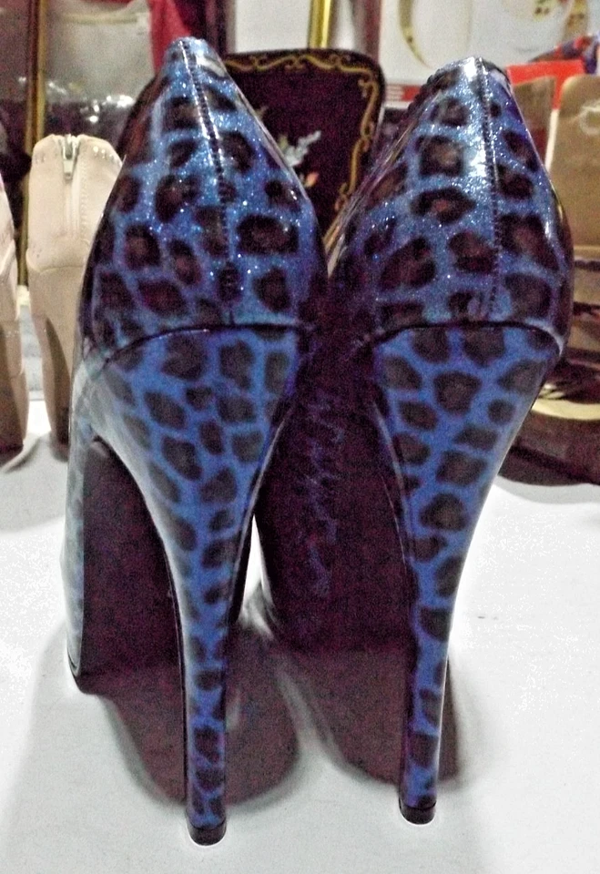 Zapato de Tacón Bordello 6.5" Azul Estampado Animal, Talla 9 Poco Uso Foto 3 de 4