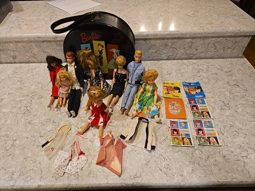 Barbie 1961 Mattel-VINTAGE BARBIE PONYTAIL  DOLL CASE- 8 DOLLS, BOOKS AND EXTRAS