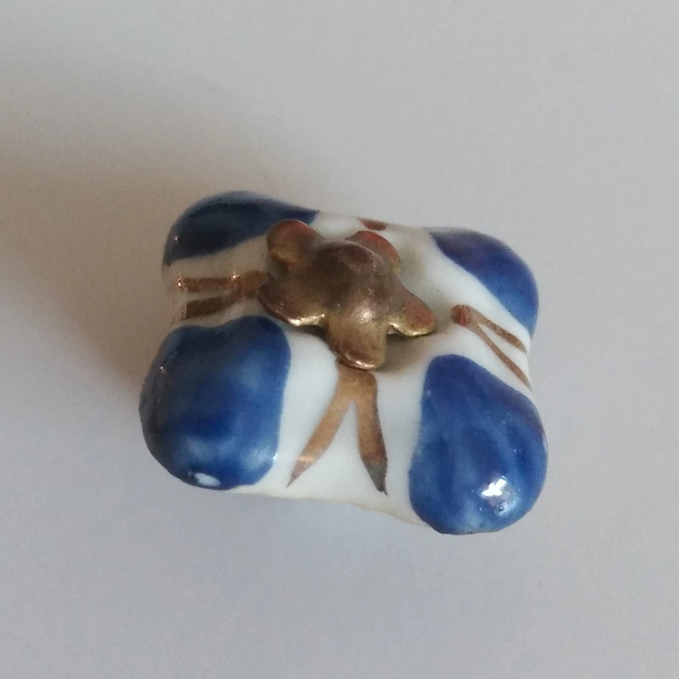 Bouton carré en porcelaine blanche et bleue, 16x16mm.Tige en métal centrale. - Photo 2/4