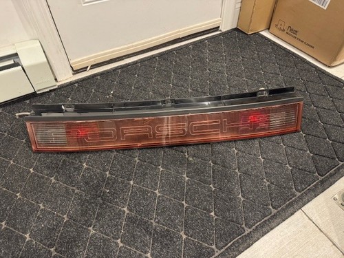 USED:  1989-1993 PORSCHE 911 964 CARRERA CENTER TAIL LIGHT Reflector