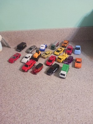 Lot of 20 Different Maisto 1/64 Scale Cars And Trucks