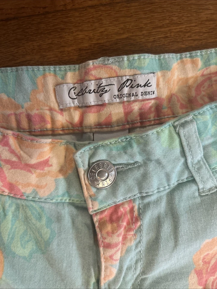 Shorts jeans floral celebridade rosa tamanho 5 verde claro pêssego - Imagem 2 de 4