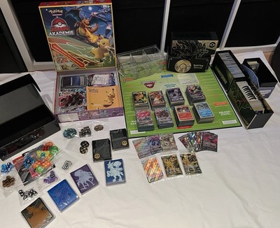 Pokémon TCG Komplettpaket DE | 8 Decks | 5 Top-Trainer-Boxen | Kampfakademie