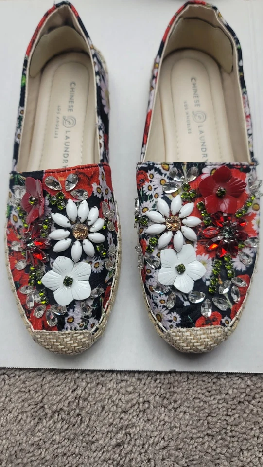 Planos Hayden Chinese Laundry para mujer rojos florales con joyas - talla 8 - usados en excelente estado Foto 2 de 4