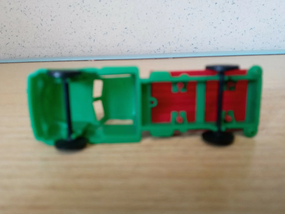 CAMIONCINO PORTA CASSETTE COCA COLA IN PLASTICA D'EPOCA - Immagine 2 di 2