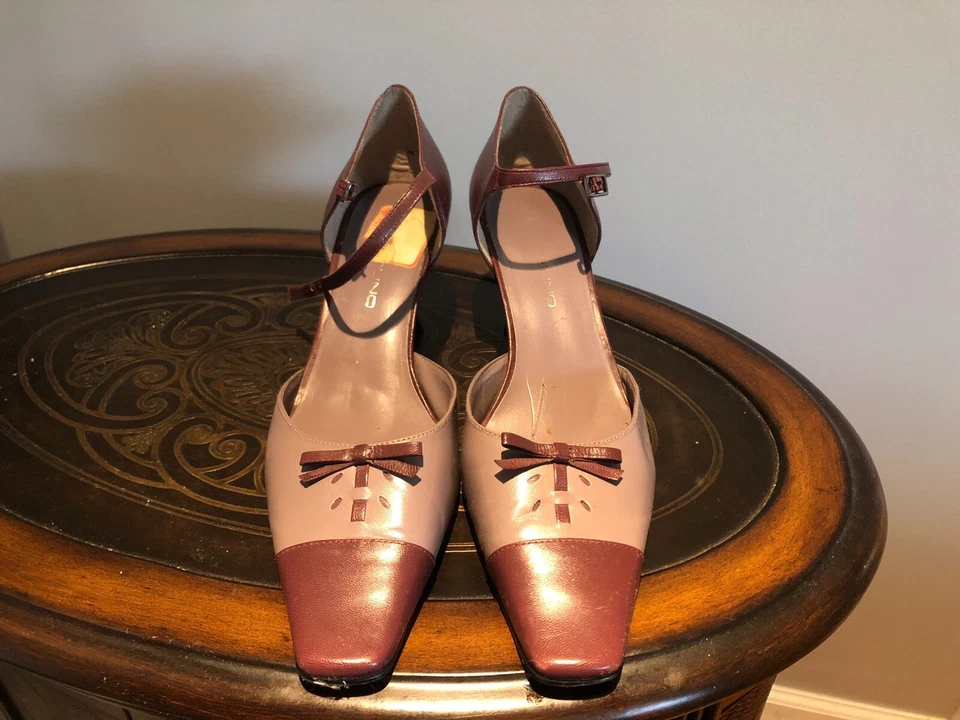 Vintage woman's cream and brown color shoes. Brand Bandolino, size 8.5 - Image 2 of 4
