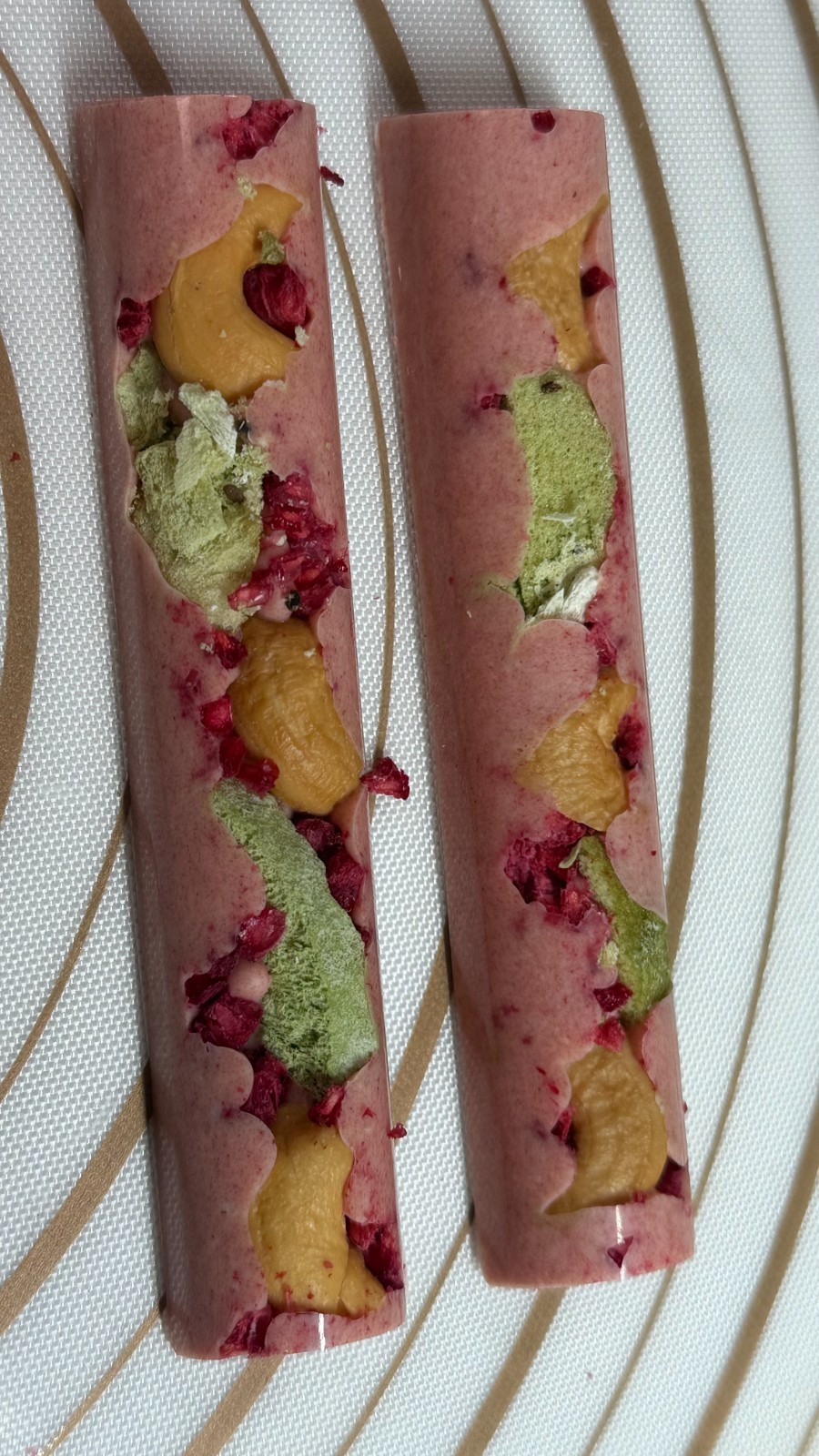 White chocolate mixed Strawberry powder & Raspberry Kiwi Cashews  inside 2*35g.