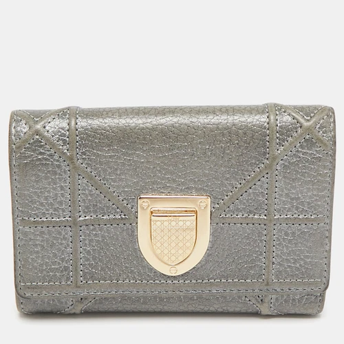 Portefeuille compact Dior en cuir métallisé à trois volets
