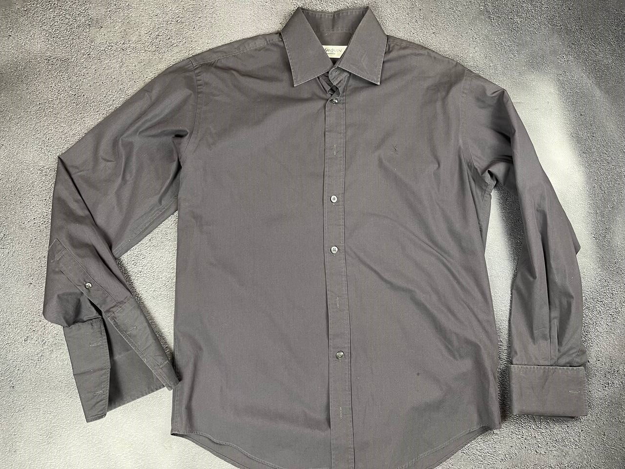 Yves Saint Laurent camicia grigia con gemelli con bottoni taglia L