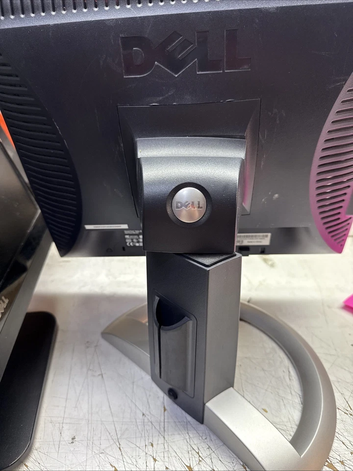 Dell 17" 1703FPs 50-60hz Monitor with Stand - Image 2 of 4