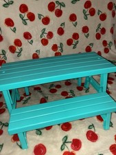 Juego de mesa de picnic azul muñeca My Life As 18’ con bancos azules.