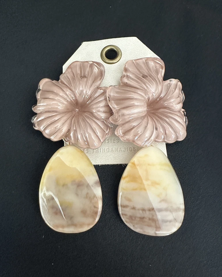 Pendientes colgantes de flores de resina Anthropologie Foto 3 de 4