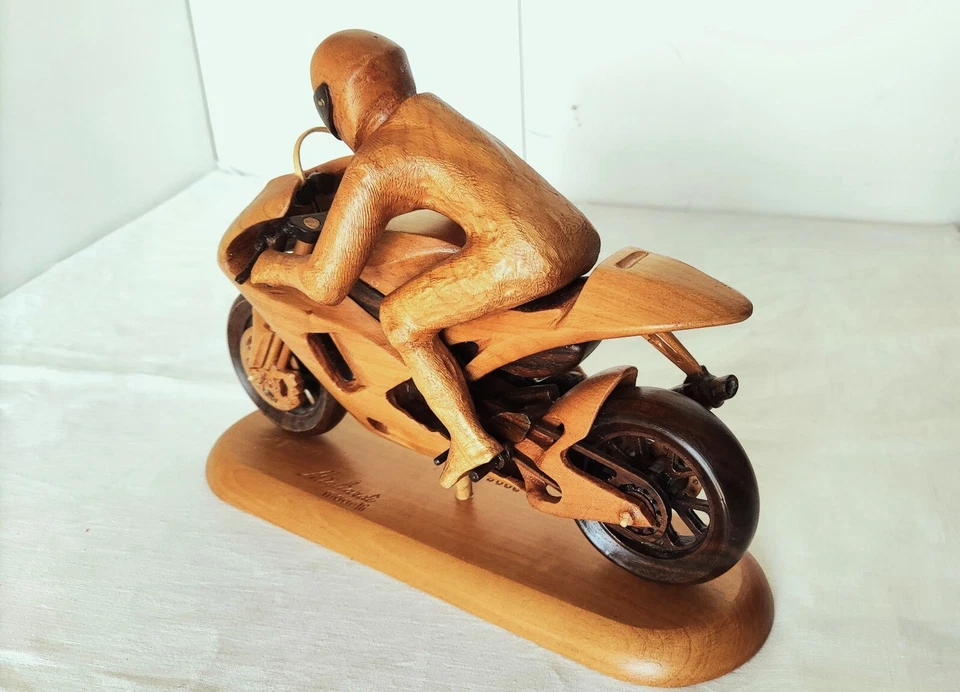 Modellino Moto YAMAHA YZR-M1 2009 n 46 con Pilota scala 1:9 3 legni Unico esempl - Immagine 4 di 4