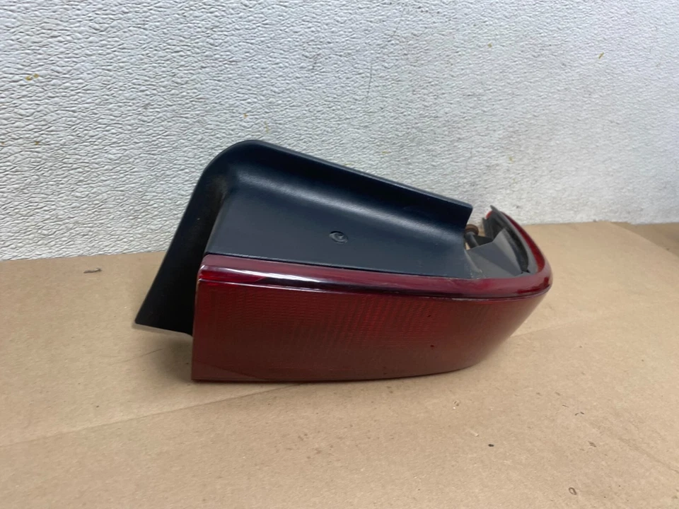 Lanterna traseira lateral direita passageiro Buick Skylark 1992-1998 fabricante de equipamento original J2824 DW - Imagem 3 de 4