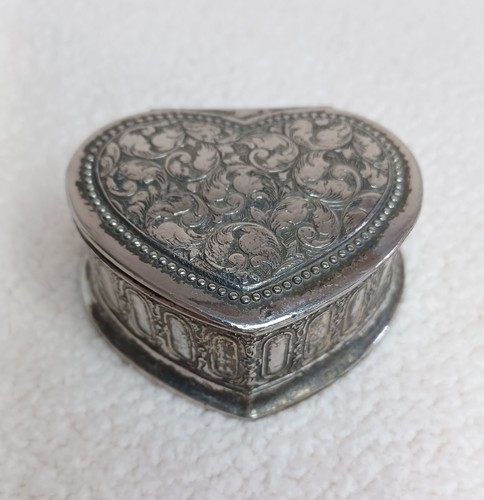 Vintage Heart Shaped Jewelry Box Trinket Box Silver Tone Metal *With Flaws* - Picture 2 of 20