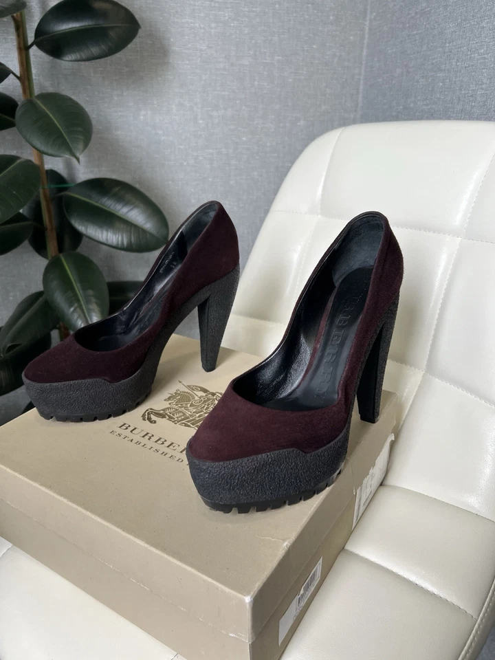 Zapatos de salón Burberry con plataforma de gamuza borgoña con suela texturizada talla 38 Foto 2 de 4