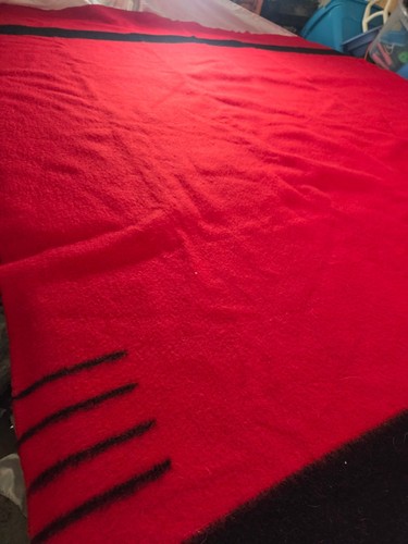 BEAUTIFUL ORIG. VINTAGE HUDSONS BAY COMPANY RED 4 POINT 93" x 73" WOOL BLANKET - Picture 6 of 9