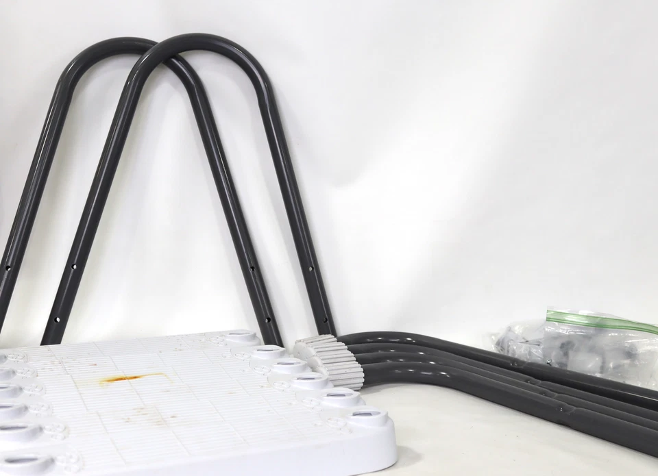 Escalera de piscina Intex 28076E Deluxe con peldaños extraíbles para piscinas de 48 pulgadas de profundidad 25,4 Foto 2 de 4