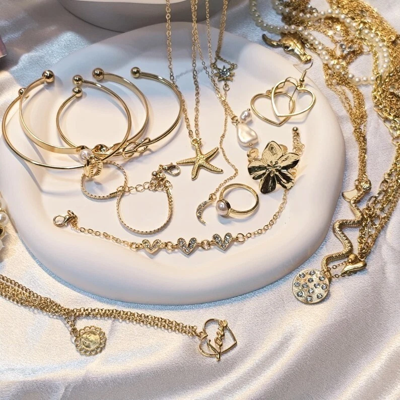 Goldfarbene minimalistische Vintage Schmuckdose und hängende Aromastein Motiv Geschenkbox - Bild 3 von 4