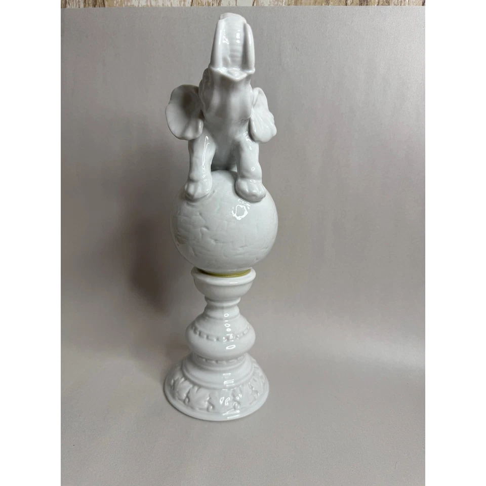 Estatuilla circo pedestal sobre bola elefante de cerámica blanca real de París Foto 3 de 4