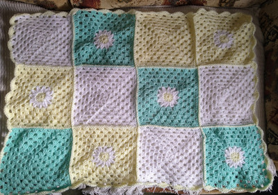Schöne neue handgehäkelte Babydecke mit Gänseblümchenmuster & gewellten Kanten