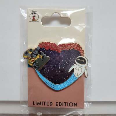 Disney DEC Employee Center Pixar Heart Wall-E & Eve Valentine LE 350 Pin