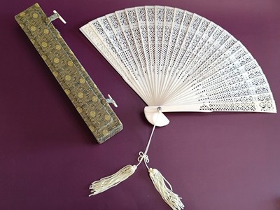 Vintage orientalisch geschnitzter / durchbohrter Knochen Sammlerstück klappbarer Handfächer mit Box