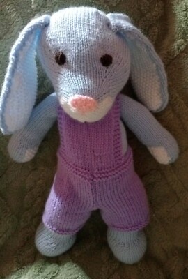 Geschenkidee Ostern, schöne blaue handgestrickte Latzhose Hase lila 40 cm 