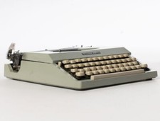 Silver Reed 7200 Ultra Portable Typewriter with Hard Case  Made in Japan thumbnail