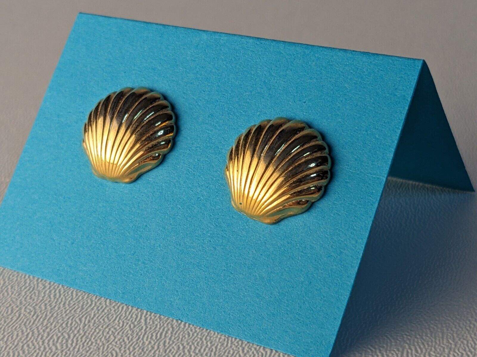 Vintage Avon Gold Tone Sea Shell Post Earrings 19… - image 1