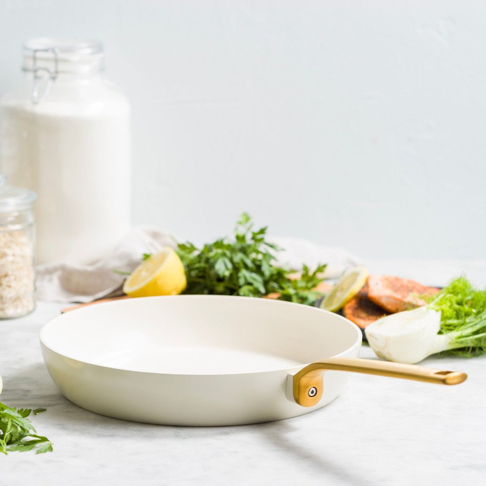 Poêle crème Evolution GreenPan 24 cm pour vos repas de famille
