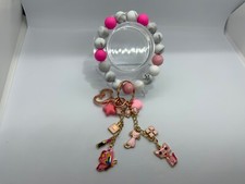 LLAVERO ROSA BLANCO GRIS GATO MARIPOSA PERFUME LÁPIZ LABIAL PULSERA SILICONA