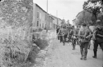 Foto-Negativ, WK2, A.R.258, Westfront, Kolone marschiert durch ein Dorf; L66L 31