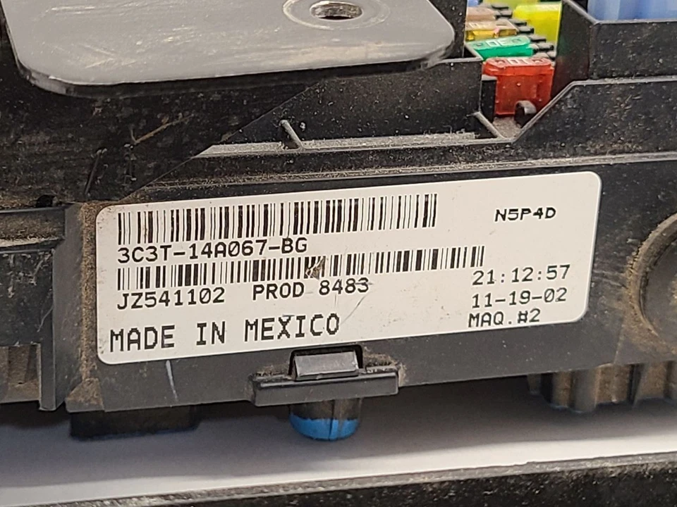 2000 2001 2002 2003 2004 FORD F250SD PICKUP Fuse Box Engine  Foto 3 de 4