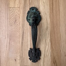 Antica maniglia tirante per porta in bronzo fuso stile gotico arti e mestieri patina 